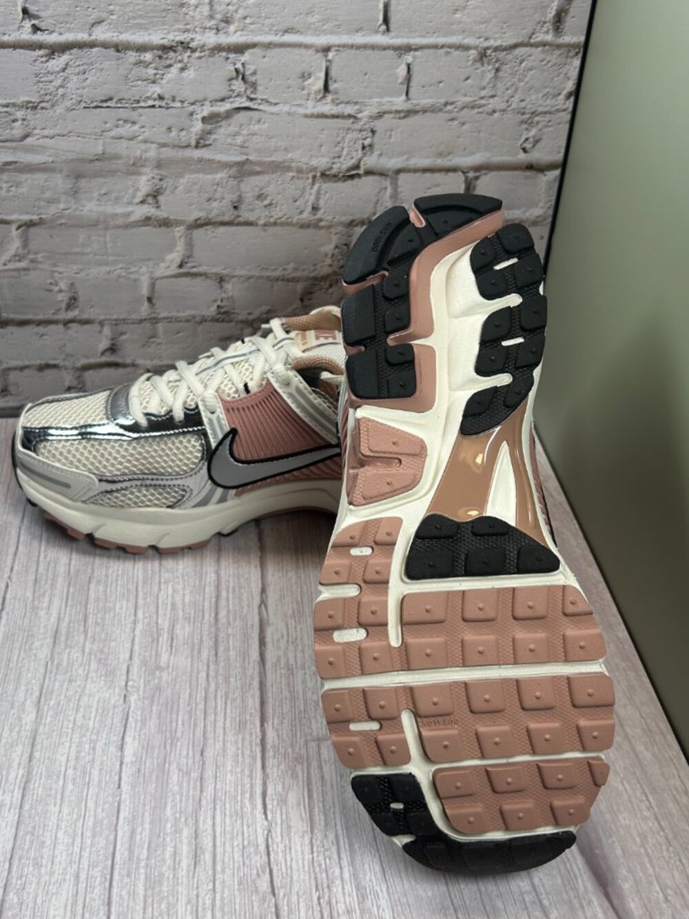 NIKE ZOOM VOMERO 5 (9.5) - Picture 11 of 15